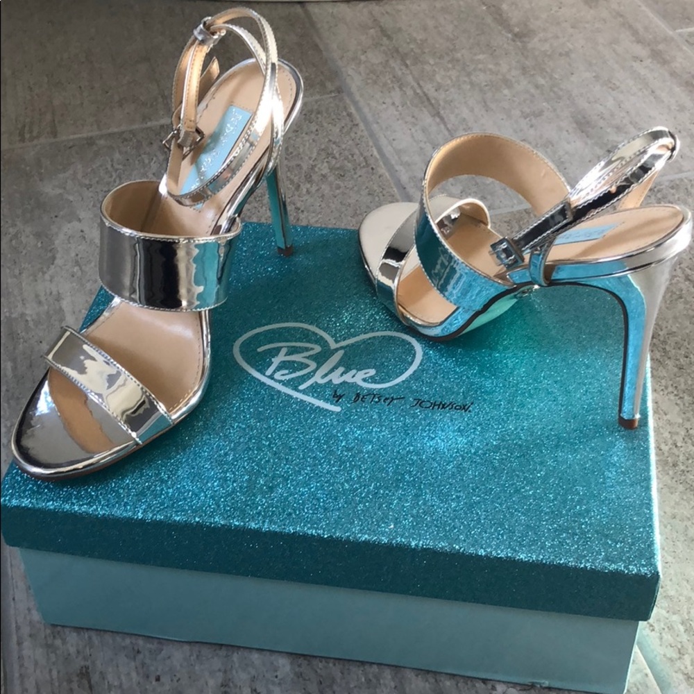 Betsy Johnson shiny silver heels sz 7.5
